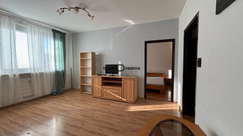 NA PRENÁJOM - 3izb.byt - Zvolenská ul. - Obývacia izba v 3-izbovom byte s podlahou s dreveným dekorom a nábytkom.