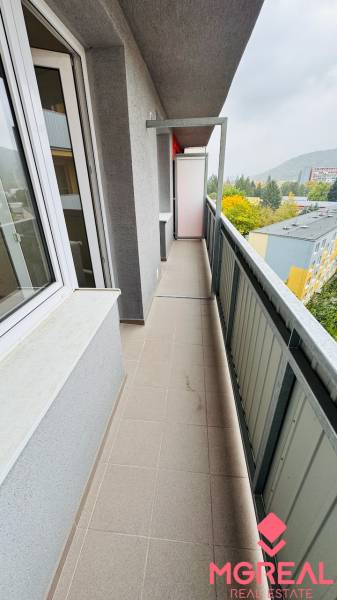 Na prenájom 1 i byt 47 m2 v Partizánskom na sídlisku Luhy 2 x balkón - Balkón pri 1-izbovom byte na Maléj okružnej v Partizánskom, výhľad na stromami.