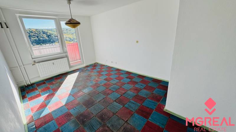 Na predaj 1 i VM byt 47 m2 – 2 x balkón - Partizánske – Luhy - Izba v 1-izbovom byte s farebnou podlahou a veľkými oknami, výhľadom na prírodu.