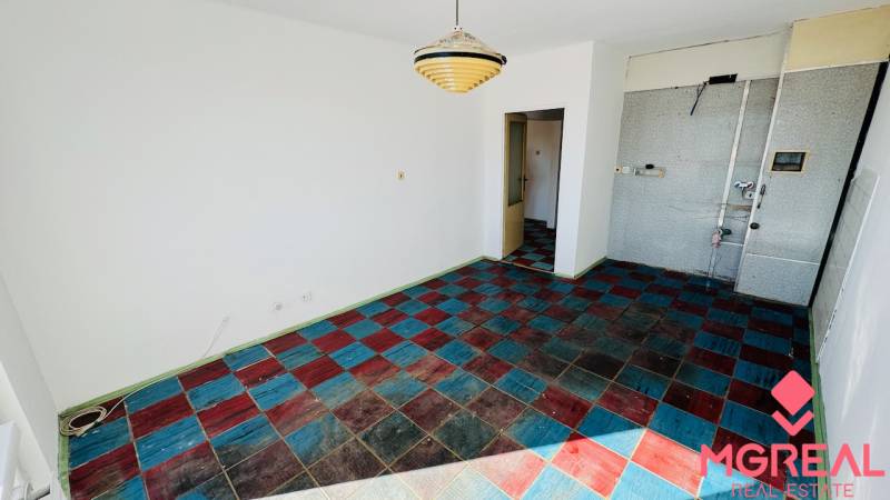 Na predaj 1 i VM byt 47 m2 – 2 x balkón - Partizánske – Luhy - Izba v 1-izbovom byte s farebnou kachľovou podlahou a závesným svietidlom.