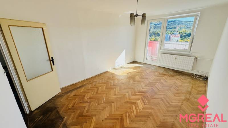 Na predaj 1 i VM byt 47 m2 – 2 x balkón - Partizánske – Luhy - Izba s podlahou s dreveným dekorom v 1-izbovom byte, veľké okno, dvere s presklením.