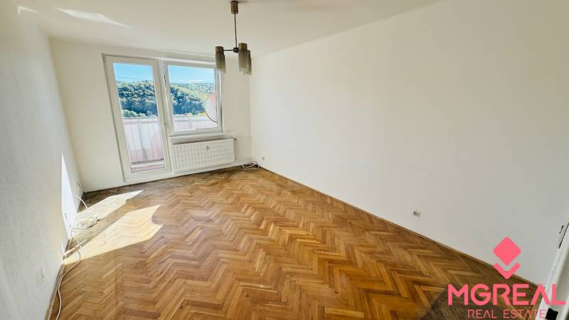 Na predaj 1 i VM byt 47 m2 – 2 x balkón - Partizánske – Luhy - 1-izbový byt s veľkým oknom a podlahou s dreveným dekorom.