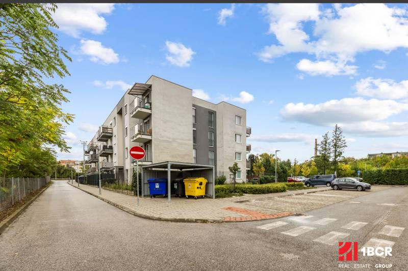 NOVOSTAVBA 2-IZB.BYT,ZÁHRADKA 26 m²,PARK.STÁTIE, MAHULANKA,PEZINOK - Bytový dom na ulici Mahulanka v Pezinku s parkoviskom a kontajnermi.