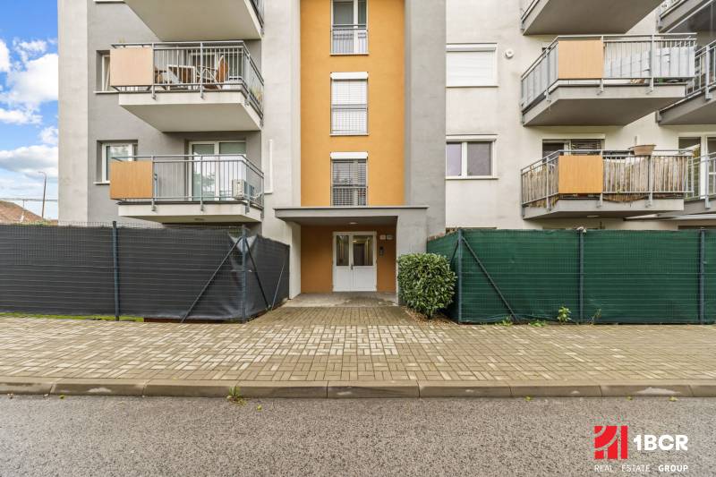 NOVOSTAVBA 2-IZB.BYT,ZÁHRADKA 26 m²,PARK.STÁTIE, MAHULANKA,PEZINOK - Vchod do budovy, s balkónmi, na ulici Mahulanka v Pezinku, vhodné pre 2-izbový byt.