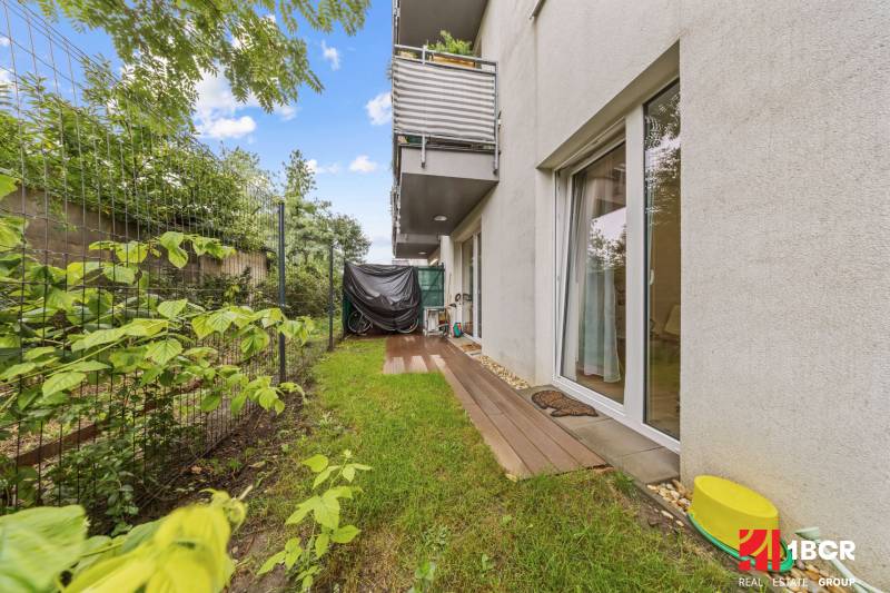 NOVOSTAVBA 2-IZB.BYT,ZÁHRADKA 26 m²,PARK.STÁTIE, MAHULANKA,PEZINOK - Exteriér 2-izbového bytu na Mahulanke v Pezinku s terasou a záhradkou.