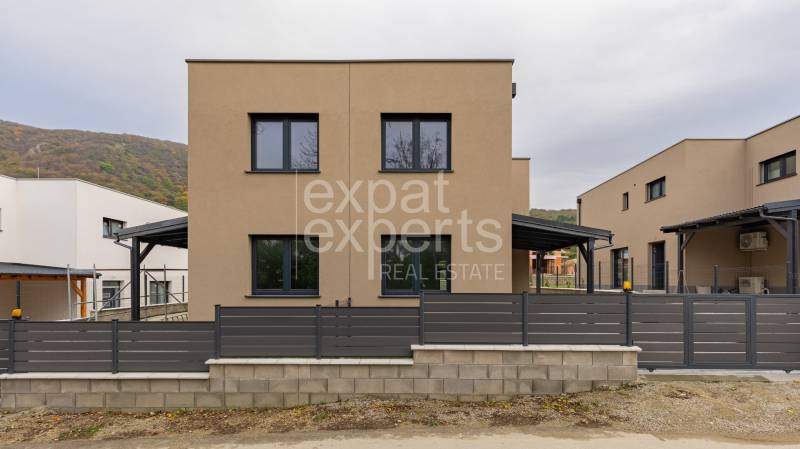 5i RD pod lesom v Hainburgu, 155m2, A/C, 2x parking, TOP1 - Rodinný dom na ulici Weingartenweg v Hainburg an der Donau s výhľadom na kopec.