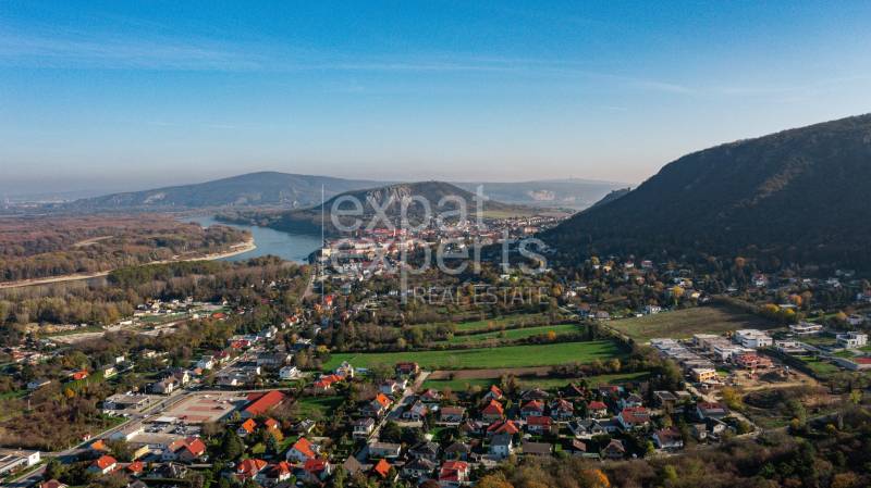 5i RD pod lesom v Hainburgu, 155m2, A/C, 2x parking, TOP1 - Letecký pohľad na Hainburg an der Donau s riekou Dunaj a okolitou krajinou.