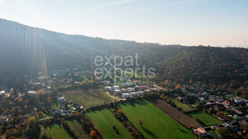 5i RD pod lesom v Hainburgu, 155m2, A/C, 2x parking, TOP1 - Letecký pohľad na okolie s rodinnými domami v Hainburgu an der Donau, Weingartenweg.