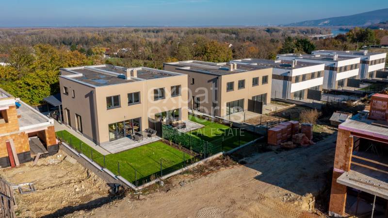 5i RD pod lesom v Hainburgu, 155m2, A/C, 2x parking, TOP1 - Rodinné domy na ulici Weingartenweg v Hainburg an der Donau obklopené prírodou.