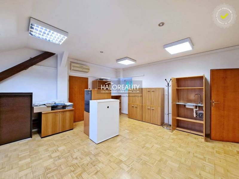 Prenájom, kancelársky priestor Bratislava Staré Mest... - Kancelárie s podlahou s dreveným dekorom, dreveným nábytkom a klimatizáciou.