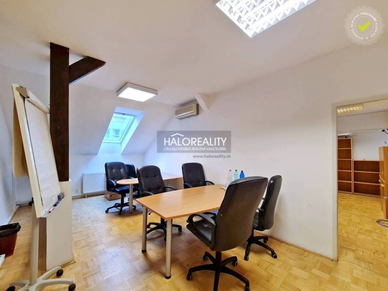 Prenájom, kancelársky priestor Bratislava Staré Mest... - Kancelárie s podlahou s dreveným dekorom a nábytkom v útulnom priestore.