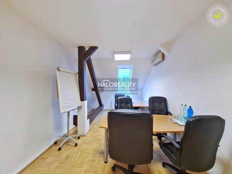 Prenájom, kancelársky priestor Bratislava Staré Mest... - Kancelárie s podlahou s dreveným dekorom, stôl, stoličky, flipchart, voda na stole.