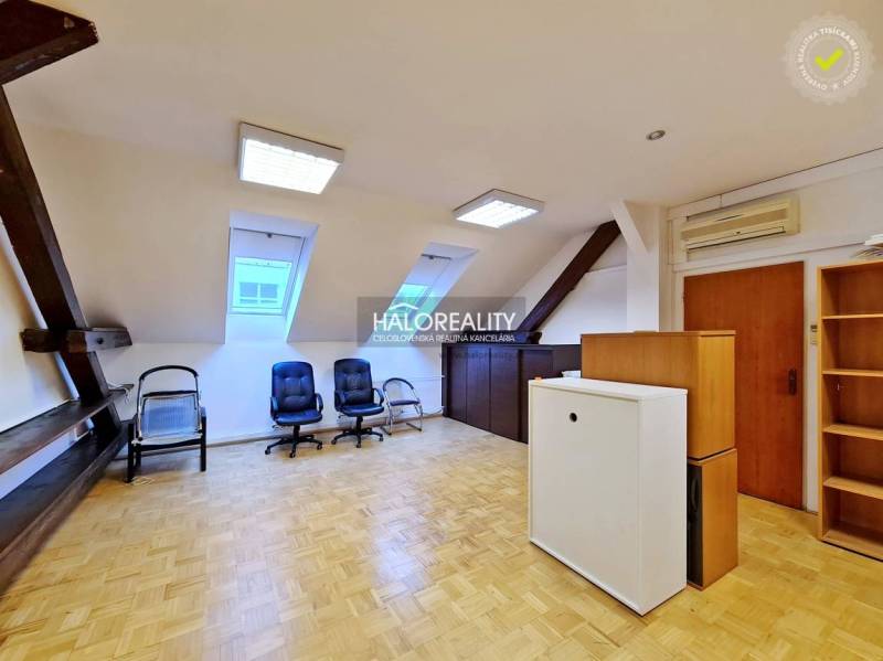Prenájom, kancelársky priestor Bratislava Staré Mest... - Kancelárie s podlahou s dreveným dekorom, kreslami a oknami v podkrovnej miestnosti.