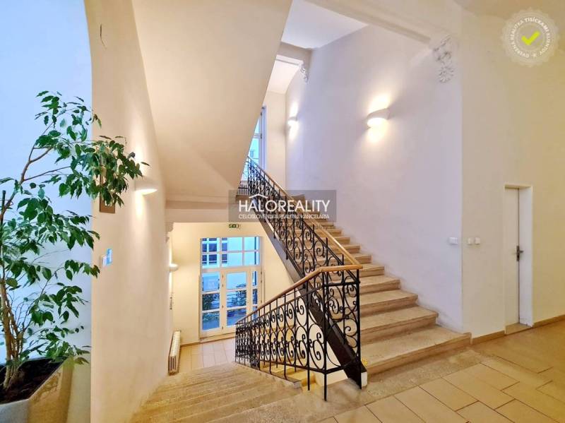 Prenájom, kancelársky priestor Bratislava Staré Mest... - Svetlé schodisko s ozdobným zábradlím, vedúce do kancelárií.