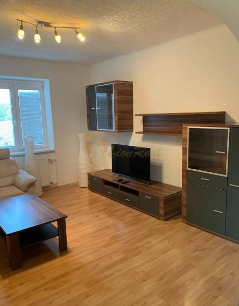 2-izb. byt, Tylova ul., Nové Mesto, tehlový dom - Obývacia izba v 2-izbovom byte s podlahou s dreveným dekorom a pohodlnou sedačkou.