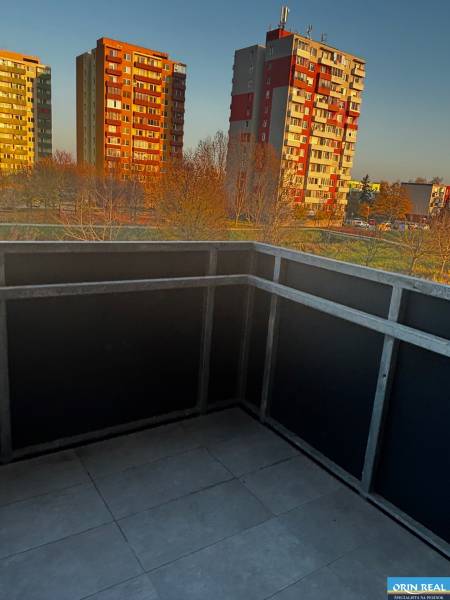 ZARIADENÁ NOVOSTAVBA 1, 5 izb. bytu- DUBOVÝ VŔŠOK - Balkón 2-izbového bytu na Okružnej ulici v Pezinku s výhľadom na okolité paneláky.