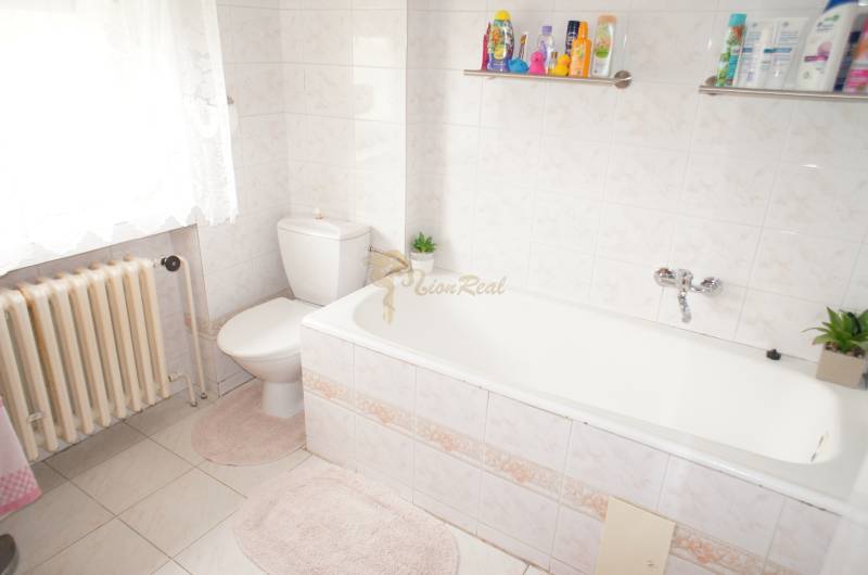 Rodinný dom v obci Čilížska Radváň s veľkým pozemkom - Kúpeľňa s vaňou, toaletou a radiátorom v rodinnom dome.