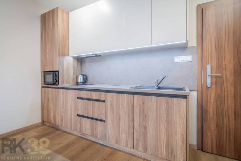 Lukratívne dvoj a štvorizbové byty v Tatranskej Lomnici na prenájom - Kuchynská linka s dreveným dekorom, vstavané spotrebiče a podlaha s dreveným dekorom v 2-izbovom byte.