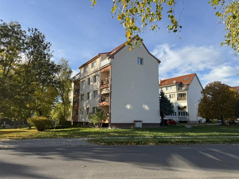 Novinka: Moderný  4-izb. mezonetový byt s balkónom a terasou. Muškát - Bytový dom na Pekníkovej ulici v Pezinku obklopený stromami, vhodný pre 4-izbový byt.