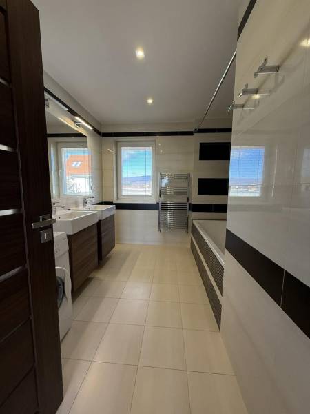 Novinka: Moderný  4-izb. mezonetový byt s balkónom a terasou. Muškát - Kúpeľňa v 4-izbovom byte s vaňou, umývadlami a práčkou.