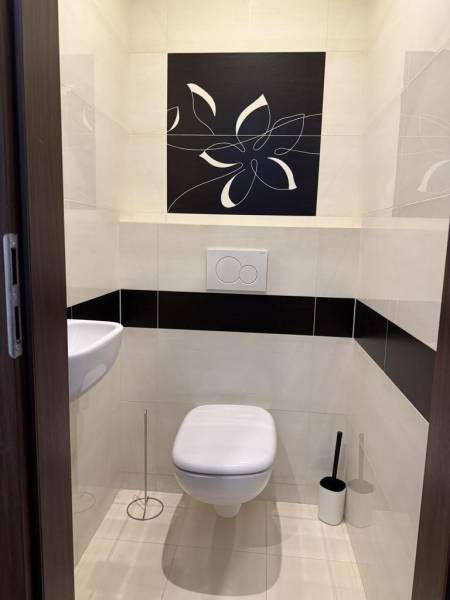 Novinka: Moderný  4-izb. mezonetový byt s balkónom a terasou. Muškát - Kúpeľňa so závesným WC a umývadlom v 4-izbovom byte, zdobená kvetinovým motívom.