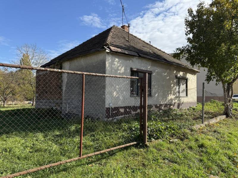 Novinka: Ponuka pre investorov: 4 stavebné pozemky s úz.rozhodnutím. - Rodinný dom v Budmericiach obklopený zeleňou, ideálny pre pozemky - bývanie.