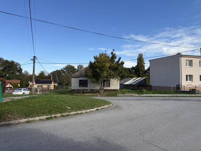 Novinka: Ponuka pre investorov: 4 stavebné pozemky s úz.rozhodnutím. - Domy a cesty v oblasti Budmerice, vhodné pre rozvoj bývania a stavbu pozemkov.