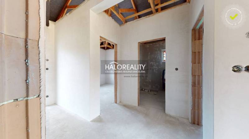 Predaj, rodinný dom Bellova Ves - NOVOSTAVBA - EXKLU... - Interiér rodinného domu s neomietnutými stenami a viditeľnou strešnou konštrukciou.