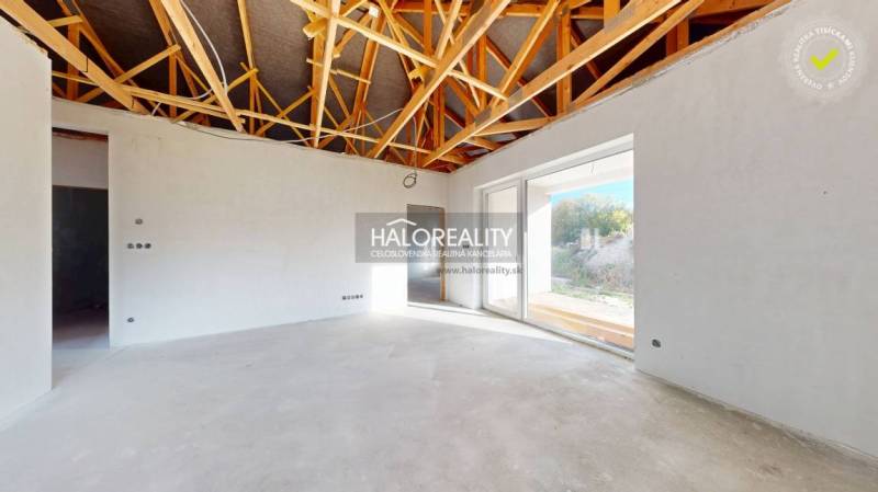 Predaj, rodinný dom Bellova Ves - NOVOSTAVBA - EXKLU... - Interiér rodinného domu s odkrytým stropom a veľkými presklenými dverami.