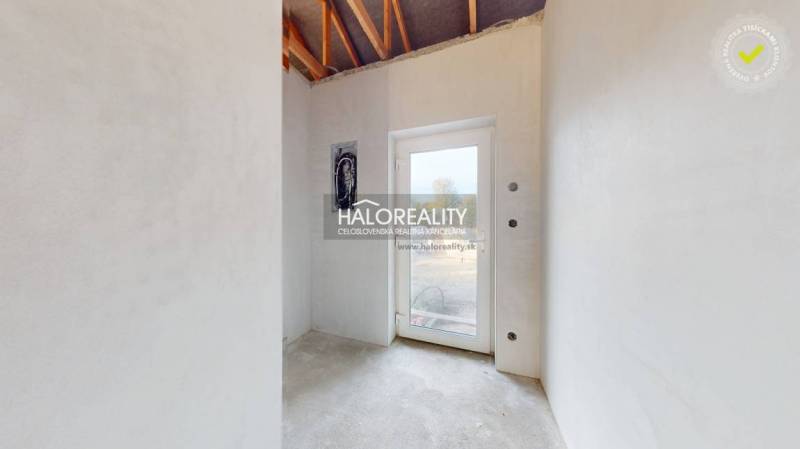 Predaj, rodinný dom Bellova Ves - NOVOSTAVBA - EXKLU... - Jasná miestnosť v Rodinnom dome s betónovou podlahou a sklenenými dverami.