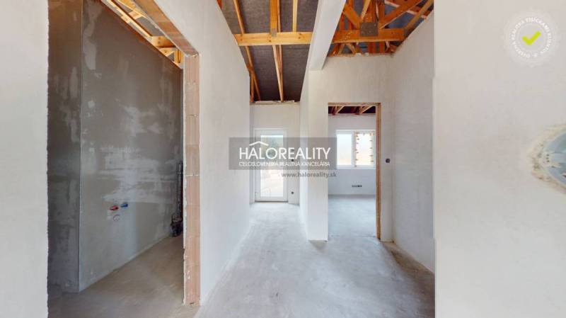 Predaj, rodinný dom Bellova Ves - NOVOSTAVBA - EXKLU... - Interiér rodinného domu s pohľadom na prechodové chodby a odkrytú strešnú konštrukciu.
