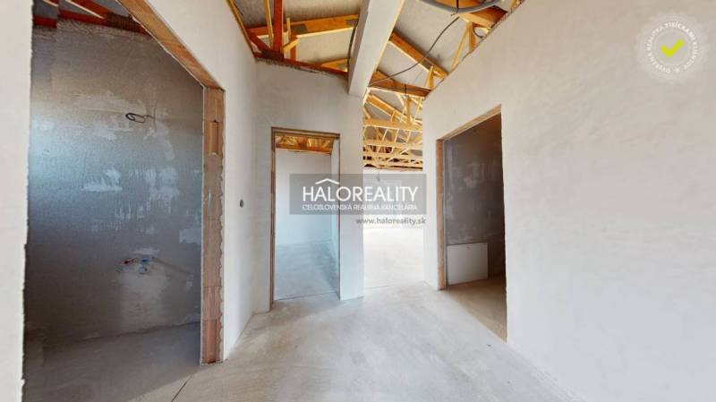 Predaj, rodinný dom Bellova Ves - NOVOSTAVBA - EXKLU... - Nedostavaný interiér rodinného domu s drevenou konštrukciou strechy a otvorenými miestnosťami.