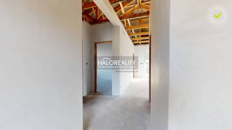 Predaj, rodinný dom Bellova Ves - NOVOSTAVBA - EXKLU... - Interiér rodinného domu so strešnou konštrukciou a bielymi omietnutými stenami.