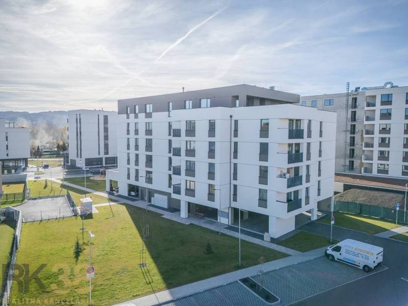 EXKLUZÍVNA PONUKA: Novostavba 3-izb. bytu v projekte Nové Nábrežie - Bytový komplex v meste Poprad s tromi poschodiami a vonkajším parkovaním.