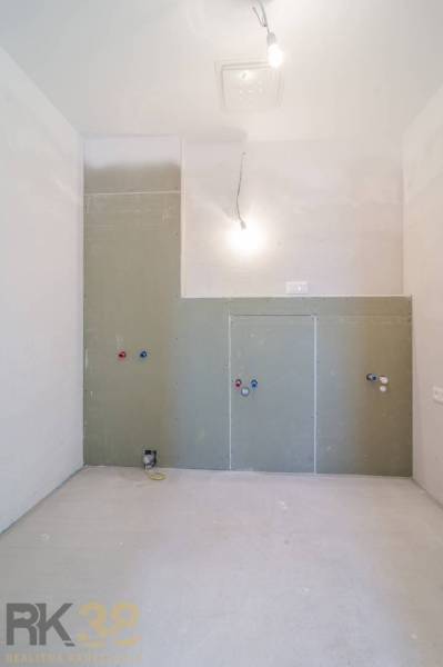 EXKLUZÍVNA PONUKA: Novostavba 3-izb. bytu v projekte Nové Nábrežie - Prázdna miestnosť v 3-izbovom byte vo výstavbe s pripojeniami na inštalácie.