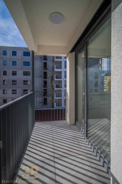 EXKLUZÍVNA PONUKA: Novostavba 3-izb. bytu v projekte Nové Nábrežie - Balkón v 3-izbovom byte s výhľadom na okolité budovy v Poprade.