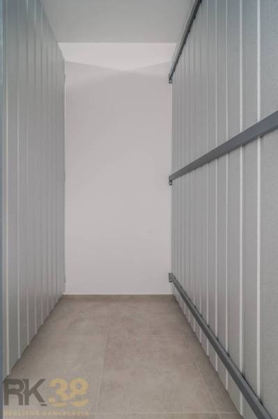 EXKLUZÍVNA PONUKA: Novostavba 3-izb. bytu v projekte Nové Nábrežie - Úložný priestor s kovovými stenami, podlaha s dreveným dekorom v 3-izbovom byte.