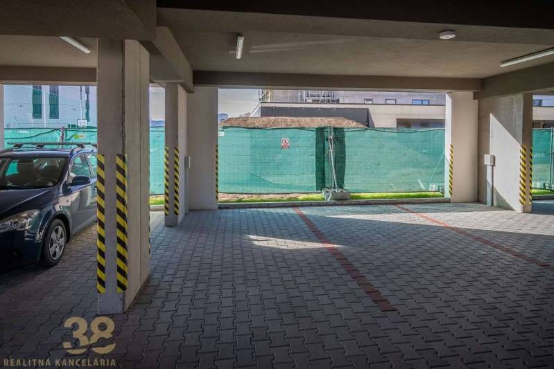 EXKLUZÍVNA PONUKA: Novostavba 3-izb. bytu v projekte Nové Nábrežie - Garážové státie pre 3-izbový byt v Poprade s vydláždenou podlahou a nájazdom.