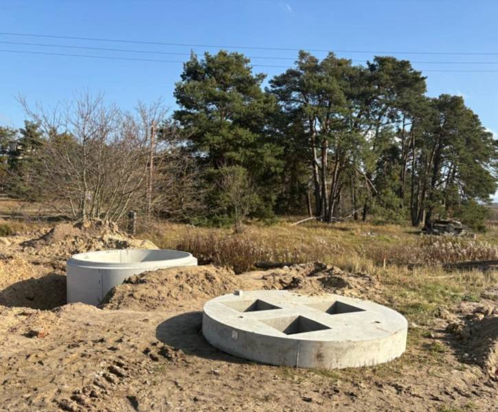 Stavebný pozemok na predaj - Studienka. - Betónové konštrukcie na bývanie, Studienka, Pod Borovicou, obklopené vegetáciou a stromami.