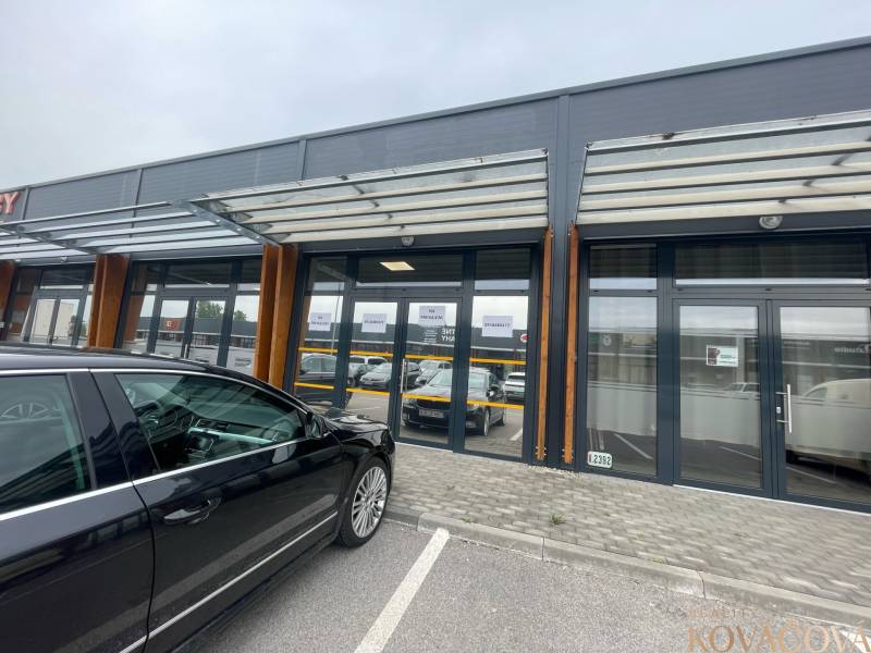 Na prenájom komerčné priestory v priemyselnej zóne v Trenčíne - Obchodné priestory na Brnianskej ulici v Trenčíne so sklenenou fasádou a parkoviskom.