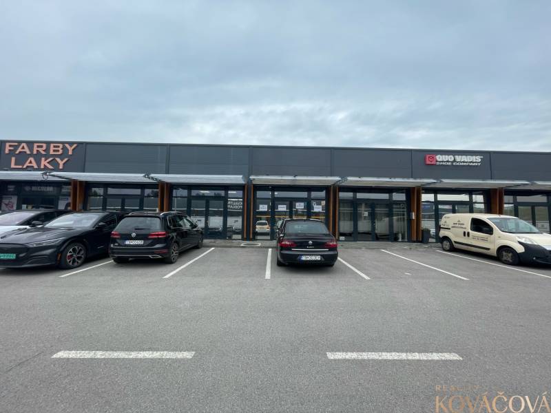 Na prenájom komerčné priestory v priemyselnej zóne v Trenčíne - Obchodné priestory na Brnianskej ulici v Trenčíne s parkoviskom pred predajňami.