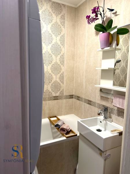 2-izbový byt v Seredi- bez rezervačnej zálohy - Kúpeľňa s vaňou, umývadlom a dekoratívnou stenou v 2-izbovom byte.