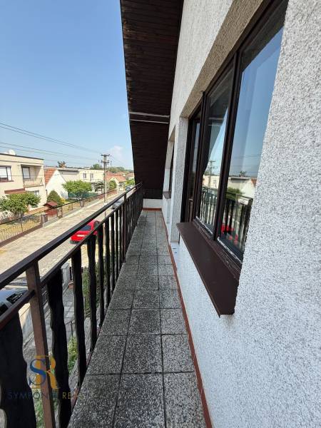 5-izbový rodinný dom v Borskom Mikuláši - bez rezervačej zálohy - Rodinný dom v Borskom Mikuláši, balkón s výhľadom na ulicu, modrá obloha.