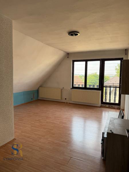 5-izbový rodinný dom v Borskom Mikuláši - bez rezervačej zálohy - Izba v rodinnom dome s podlahou s dreveným dekorom a veľkým oknom.