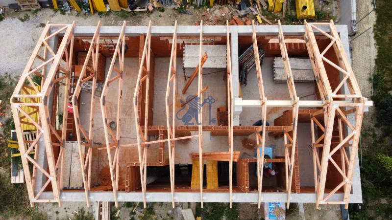 NA PREDAJ 5i rekreačný RD | Pekná cesta | Lesopark Rača  - Stavba rodinného domu na Peknej ceste v Bratislave - Rača, pohľad zhora na strešnú konštrukciu.