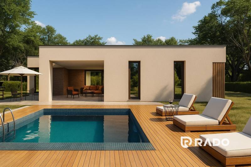 5-izbový dom 162m2 + pozemok 604m2 | Trenčianske Jastrabie - Rodinný dom v Trenčianskom Jastrabí s bazénom a terasou s dreveným dekorom na záhrade.