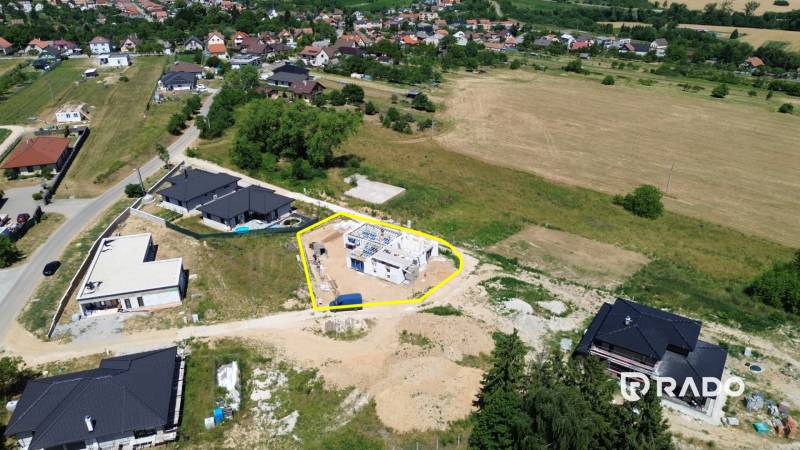 5-izbový dom 162m2 + pozemok 604m2 | Trenčianske Jastrabie - Stavenisko rodinného domu v Trenčianskom Jastrabí obklopené prírodou a susednými domami.