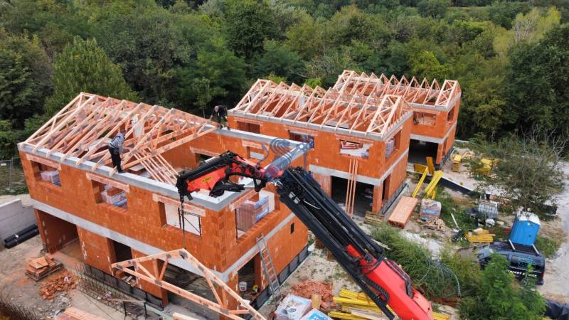 PREDAJ 5i rekreačný RD | Pekná cesta | Lesopark Rača  - Výstavba rodinných domov na Peknej ceste v Bratislave - Rači, drevené krovy, zeleň.