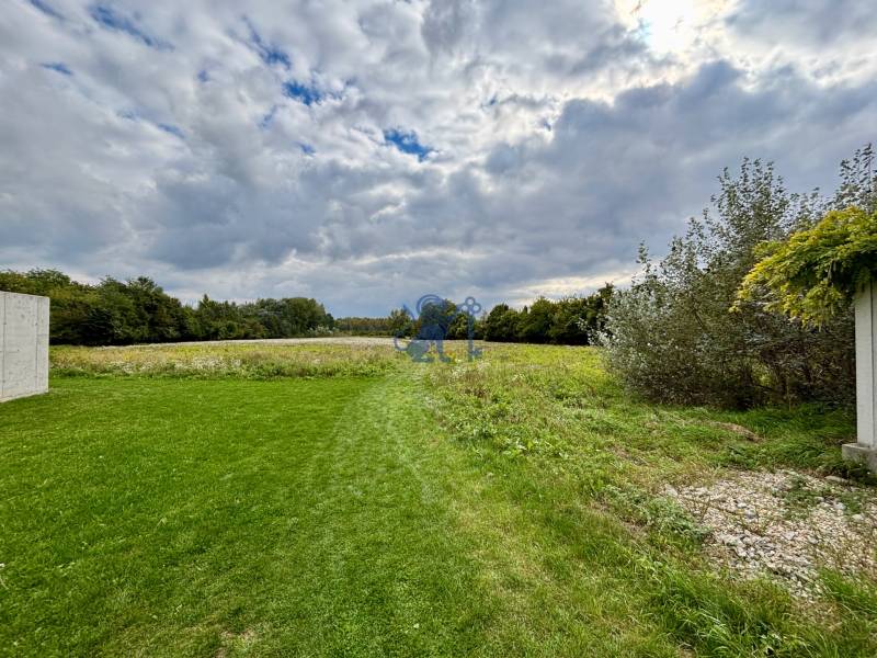 Na PREDAJ | investičný pozemok | Rusovce | výborná poloha - Zelená plocha a obloha s oblakmi pri Developerských pozemkoch na Pri Pieskovom Hone v Rusovciach.