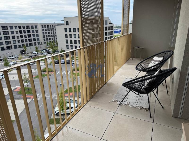 Nový 2-izbový byt na prenájom - Bory - Balkón v 2-izbovom byte s výhľadom na modernú časť Bratislavy.